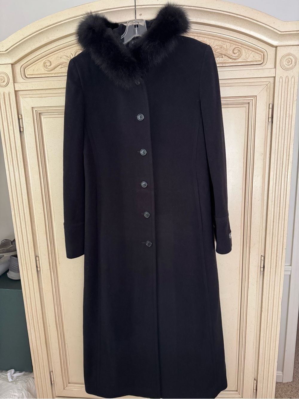 Classic Black cashmere Wool-Blend Coat with Fur Collar